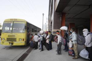 Several hundred migrants queue to board a bus at Botanical Garden metro station, Noida.(HT photo/) Several hundred migrants queue to board a bus at Botanical Garden metro station, Noida.(HT photo/)