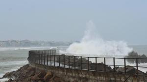 Turbulent waves hit the shore ahead of the landfall of Cyclone Amphan.(PTI) Turbulent waves hit the shore ahead of the landfall of Cyclone Amphan.(PTI)