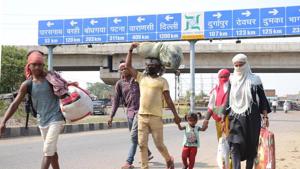 Family of migrant workers walks in Dhanbad.(Chandan Paul/HT Photos) Family of migrant workers walks in Dhanbad.(Chandan Paul/HT Photos)
