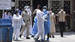 ATS ambulance staff in PPE suits and doctors of LNJP Hospital in New Delhi.(Sonu Mehta/HT PHOTO) ATS ambulance staff in PPE suits and doctors of LNJP Hospital in New Delhi.(Sonu Mehta/HT PHOTO)