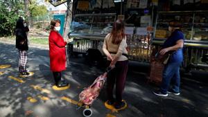 People queue following social distance rules as a preventive measure against the spread of the coronavirus disease (COVID-19) at a street market, in Buenos Aires, Argentina May 20, 2020.(Reuters file photo) People queue following social distance rules as a preventive measure against the spread of the coronavirus disease (COVID-19) at a street market, in Buenos Aires, Argentina May 20, 2020.(Reuters file photo)
