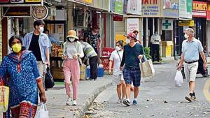 People shop for essentials in Defence Colony.(Sanjeev Verma/HT PHOTO) People shop for essentials in Defence Colony.(Sanjeev Verma/HT PHOTO)