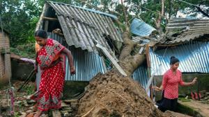 People inspect their damaged house after a tree fell on it as Cyclone Amphan ravaged West bengal, in Burdwan district on Thursday.(PTI Photo) People inspect their damaged house after a tree fell on it as Cyclone Amphan ravaged West bengal, in Burdwan district on Thursday.(PTI Photo)