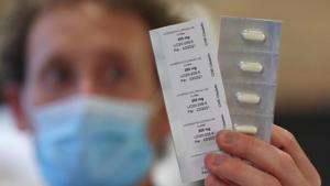 A pharmacy worker shows pills of hydroxychloroquine used to treat the coronavirus disease (COVID-19) at the CHR Centre Hospitalier Regional de la Citadelle Hospital in Liege, Belgium, April 22, 2020.(REUTERS) A pharmacy worker shows pills of hydroxychloroquine used to treat the coronavirus disease (COVID-19) at the CHR Centre Hospitalier Regional de la Citadelle Hospital in Liege, Belgium, April 22, 2020.(REUTERS)