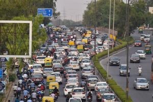 The Delhi government has allowed private offices to operate with full strength, stressing that offices should permit a majority of their staff to work from home.(PTI) The Delhi government has allowed private offices to operate with full strength, stressing that offices should permit a majority of their staff to work from home.(PTI)