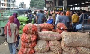 Following complaints of a huge gathering at the sabzi mandi, the administration had, on April 3, restricted the sale of vegetables and fruits in the mandi to three days.(ht file photo) Following complaints of a huge gathering at the sabzi mandi, the administration had, on April 3, restricted the sale of vegetables and fruits in the mandi to three days.(ht file photo)