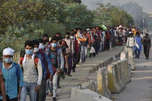 A massive number of migrant workers and their family have been attempting to reach home, by any means of transportation, while a large number of them have been undertaking the journey on foot.(Burhaan Kinu/HT PHOTO) A massive number of migrant workers and their family have been attempting to reach home, by any means of transportation, while a large number of them have been undertaking the journey on foot.(Burhaan Kinu/HT PHOTO)