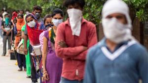 People wait to receive free food at an industrial area, during an extended nationwide lockdown to slow the spreading of the coronavirus disease (Covid-19) in New Delhi, India, April 23, 2020.(Reuters file photo) People wait to receive free food at an industrial area, during an extended nationwide lockdown to slow the spreading of the coronavirus disease (Covid-19) in New Delhi, India, April 23, 2020.(Reuters file photo)