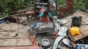Cyclone Amphan, which ripped through 16 of the 23 districts of Bengal, had devastated Kolkata, North 24 Parganas and South 24 Parganas with ferocious winds and rain, killing at least 80 people.(REUTERS) Cyclone Amphan, which ripped through 16 of the 23 districts of Bengal, had devastated Kolkata, North 24 Parganas and South 24 Parganas with ferocious winds and rain, killing at least 80 people.(REUTERS)