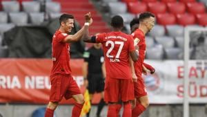 Bayern Munich's Robert Lewandowski celebrates scoring their third goal with David Alaba, as play resumes behind closed doors following the outbreak of the coronavirus disease (COVID-19).(REUTERS) Bayern Munich's Robert Lewandowski celebrates scoring their third goal with David Alaba, as play resumes behind closed doors following the outbreak of the coronavirus disease (COVID-19).(REUTERS)