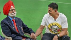 Akshay Kumar poses with hockey legend Balbir Singh.