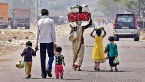 A family of migrant workers, and their children, walking near the Delhi-Uttar Pradesh border in Ghazipur.(Ajay Aggarwal/HT file) A family of migrant workers, and their children, walking near the Delhi-Uttar Pradesh border in Ghazipur.(Ajay Aggarwal/HT file)