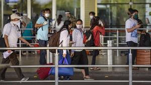 Passengers stand in a queue as they arrive at Chhatrapati Shivaji Maharaj International Airport for domestic travel, after flights resumed in Mumbai on Monday.(PTI PHOTO.) Passengers stand in a queue as they arrive at Chhatrapati Shivaji Maharaj International Airport for domestic travel, after flights resumed in Mumbai on Monday.(PTI PHOTO.)