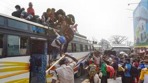 A policeman wields baton at migrants, not adhering to social distancing norms, gathered to board a bus departing towards Danapur railway station in Patna.(PTI Photo) A policeman wields baton at migrants, not adhering to social distancing norms, gathered to board a bus departing towards Danapur railway station in Patna.(PTI Photo)