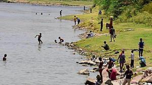 People by the banks of the Yamuna river at Wazirabad, as Delhi battled a heatwave.(Sonu Mehta/HT PHOTO) People by the banks of the Yamuna river at Wazirabad, as Delhi battled a heatwave.(Sonu Mehta/HT PHOTO)