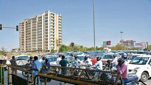 Commuters are stuck at the UP Gate border point near Ghazipur.(Ajay Aggarwal /HT PHOTO) Commuters are stuck at the UP Gate border point near Ghazipur.(Ajay Aggarwal /HT PHOTO)
