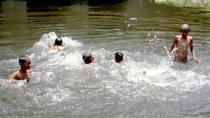 Children take bath in the Yamuna river during the heatwave in New Delhi on Tuesday.(ANI Photo) Children take bath in the Yamuna river during the heatwave in New Delhi on Tuesday.(ANI Photo)