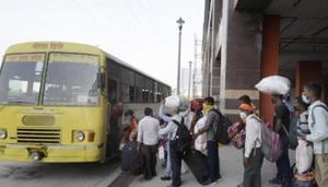 Several hundred migrants queue to board a bus arranged by the administration at Botanical Garden metro station, Noida, India, on Tuesday, May 19, 2020.(Sunil Ghosh / Hindustan Times) Several hundred migrants queue to board a bus arranged by the administration at Botanical Garden metro station, Noida, India, on Tuesday, May 19, 2020.(Sunil Ghosh / Hindustan Times)