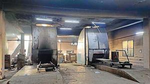 At Nigambodh Ghat, three of six CNG furnaces were working until Monday; one of them (right) developed a snag that night.(HT Photo) At Nigambodh Ghat, three of six CNG furnaces were working until Monday; one of them (right) developed a snag that night.(HT Photo)