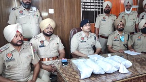 Police officials showing the recovered contraband.(HT Photo) Police officials showing the recovered contraband.(HT Photo)