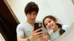 Mahesh Babu shared a mirror selfie with daughter Sitara. Mahesh Babu shared a mirror selfie with daughter Sitara.