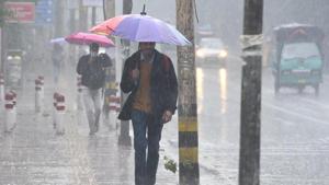 People out during heavy afternoon rains at North Campus, Delhi University in New Delhi, India, on Thursday, January 16, 2020.(Sanchit Khanna/HT PHOTO) People out during heavy afternoon rains at North Campus, Delhi University in New Delhi, India, on Thursday, January 16, 2020.(Sanchit Khanna/HT PHOTO)