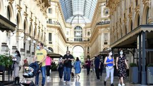 FILE PHOTO: People walk at at Galleria Vittorio Emanuele II, as Italy eases some of the lockdown measures put in place during the coronavirus disease (COVID-19) outbreak, in Milan, Italy May 18, 2020. REUTERS/Flavio Lo Scalzo/File Photo(REUTERS) FILE PHOTO: People walk at at Galleria Vittorio Emanuele II, as Italy eases some of the lockdown measures put in place during the coronavirus disease (COVID-19) outbreak, in Milan, Italy May 18, 2020. REUTERS/Flavio Lo Scalzo/File Photo(REUTERS)