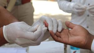 The official death toll rose to 303, but the figure did not include the fatalities newly reported by the Safdarjung hospital.(Yogendra Kumar/HT PHOTO) The official death toll rose to 303, but the figure did not include the fatalities newly reported by the Safdarjung hospital.(Yogendra Kumar/HT PHOTO)
