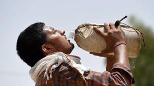 A labourer drinks water at a grain market on a hot summer day as temperature reached 48 degrees Celsius, in Bikaner, on Wednesday.(PTI Phot) A labourer drinks water at a grain market on a hot summer day as temperature reached 48 degrees Celsius, in Bikaner, on Wednesday.(PTI Phot)