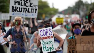Protesters gather at the scene where George Floyd, an unarmed black man, was pinned down by a police officer kneeling on his neck before later dying in hospital in Minneapolis, Minnesota, US.(REUTERS) Protesters gather at the scene where George Floyd, an unarmed black man, was pinned down by a police officer kneeling on his neck before later dying in hospital in Minneapolis, Minnesota, US.(REUTERS)