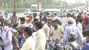 People in large numbers gather at Delhi-Gurugram border after Haryana Govt yesterday sealed borders with the national capital.(ANI Photo) People in large numbers gather at Delhi-Gurugram border after Haryana Govt yesterday sealed borders with the national capital.(ANI Photo)