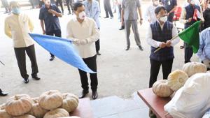 Assam Chief Minister Sarbananda Sonowal flagging off the consignment of pumpkins to Dubai from the Lokapriya Gopinath Bordoloi International Airport in Guwahati on Thursday.(HT Photo) Assam Chief Minister Sarbananda Sonowal flagging off the consignment of pumpkins to Dubai from the Lokapriya Gopinath Bordoloi International Airport in Guwahati on Thursday.(HT Photo)