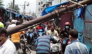West Bengal, May 26 (ANI): Commuters find it hard to cross a fallen electric pole due to cyclone Amphan, at Hooghly in Kolkata on Tuesday. (ANI Photo)(ANI) West Bengal, May 26 (ANI): Commuters find it hard to cross a fallen electric pole due to cyclone Amphan, at Hooghly in Kolkata on Tuesday. (ANI Photo)(ANI)
