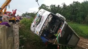 A crane lifting the bus out of the ditch where it fell in Odisha’s Balasore district on Saturday.(HT PHOTO) A crane lifting the bus out of the ditch where it fell in Odisha’s Balasore district on Saturday.(HT PHOTO)