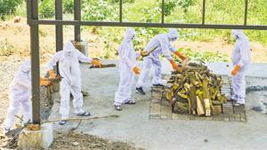 Municipal workers wearing protective suits cremate the body of Covid-19 victim in Karad, Maharashtra.(PTI) Municipal workers wearing protective suits cremate the body of Covid-19 victim in Karad, Maharashtra.(PTI)