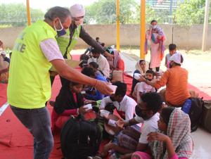 Food parcels being distributed to migrants at Tau Devi Lal Stadium, in Gurugram. These volunteers are from one of the organisations where people are donating on their birthdays.(Photo: Yogendra Kumar/HT) Food parcels being distributed to migrants at Tau Devi Lal Stadium, in Gurugram. These volunteers are from one of the organisations where people are donating on their birthdays.(Photo: Yogendra Kumar/HT)