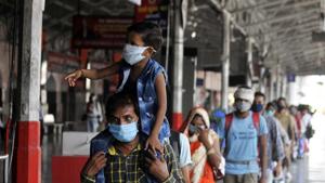 At least seven people were injured when a bus carrying West Bengal-bound migrants(Deepak Gupta/Hindustan Times (Representational image)) At least seven people were injured when a bus carrying West Bengal-bound migrants(Deepak Gupta/Hindustan Times (Representational image))