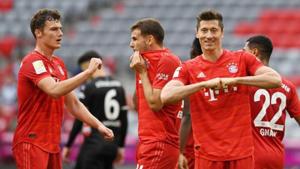 Bayern Munich's Robert Lewandowski celebrates with teammates their goal.(REUTERS) Bayern Munich's Robert Lewandowski celebrates with teammates their goal.(REUTERS)