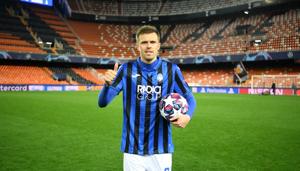 Atalanta's Josip Ilicic celebrates with the match ball after the match.(UEFA) Atalanta's Josip Ilicic celebrates with the match ball after the match.(UEFA)