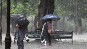 A couple braves the rain at Sector 17 in Chandigarh.(Ravi Kumar/HT) A couple braves the rain at Sector 17 in Chandigarh.(Ravi Kumar/HT)