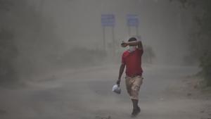 A man covers his face during dust storm in India, on Sunday, May 10, 2020.(Burhaan Kinu/HT PHOTO) A man covers his face during dust storm in India, on Sunday, May 10, 2020.(Burhaan Kinu/HT PHOTO)