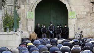 Hundreds of Muslims chanted “God is the greatest” as they packed into the compound in Jerusalem’s walled Old City early on Sunday for dawn prayers.(AP file photo) Hundreds of Muslims chanted “God is the greatest” as they packed into the compound in Jerusalem’s walled Old City early on Sunday for dawn prayers.(AP file photo)
