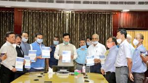 Assam Chief Minister Sarbananda Sonowal (centre) receiving the economy revitalisation committee’s report in Guwahati on Monday.(HT PHOTO) Assam Chief Minister Sarbananda Sonowal (centre) receiving the economy revitalisation committee’s report in Guwahati on Monday.(HT PHOTO)