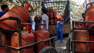 Workers load liquefied petroleum gas (LPG) cooking cylinders onto a supply truck outside a distribution centre in Mumbai.(Reuters File Photo/Representative Image) Workers load liquefied petroleum gas (LPG) cooking cylinders onto a supply truck outside a distribution centre in Mumbai.(Reuters File Photo/Representative Image)
