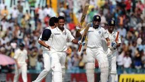 Pragran Ojha (L) and VVS Laxman (R) after India beat Australia in 2010.(Twitter) Pragran Ojha (L) and VVS Laxman (R) after India beat Australia in 2010.(Twitter)