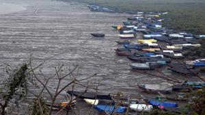 Fishing boats are anchored at Versova creek in Uttan ahead of the Cyclone Nisarga, in Thane on Tuesday.(ANI photo) Fishing boats are anchored at Versova creek in Uttan ahead of the Cyclone Nisarga, in Thane on Tuesday.(ANI photo)
