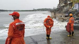 NDRF presonnel deployed at Versova beach before the landfall of cyclone Nisarga in Mumbai on Wednesday.(ANI Photo) NDRF presonnel deployed at Versova beach before the landfall of cyclone Nisarga in Mumbai on Wednesday.(ANI Photo)