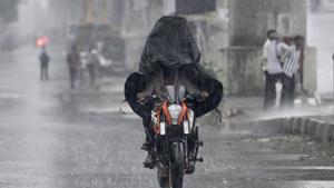 As of Tuesday noon, cyclone Nisarga was 280 km west-southwest of Goa, 490 km south-southwest of Mumbai and 710 km south-southwest of Surat.(Satyabrata Tripathy/HT Photo) As of Tuesday noon, cyclone Nisarga was 280 km west-southwest of Goa, 490 km south-southwest of Mumbai and 710 km south-southwest of Surat.(Satyabrata Tripathy/HT Photo)