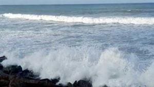 High tide at Dwarka Gomti Ghat ahead of cyclone 'Nisarga' landfall, on Tuesday.(ANI) High tide at Dwarka Gomti Ghat ahead of cyclone 'Nisarga' landfall, on Tuesday.(ANI)