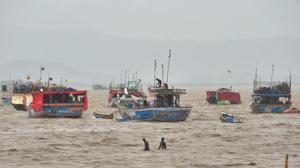 Fishermen move to a safer place after Cyclone Nisarga made landfall, at Uttam in Thane, Wednesday, June 3, 2020.(PTI photo) Fishermen move to a safer place after Cyclone Nisarga made landfall, at Uttam in Thane, Wednesday, June 3, 2020.(PTI photo)